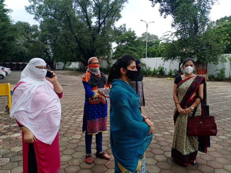 फीस मांफी की मांग को लेकर पालकों ने किया प्रदर्शन, स्कूल प्रबंधन के खिलाफ की जमकर नारेबाजी
