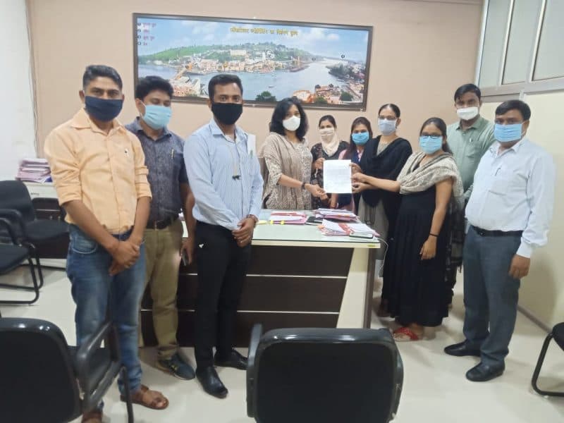 सीधी तहसीलदार पर जानलेवा हमले के बाद खंडवा तहसीलदारों ने दीया कलेक्टर को ज्ञापन