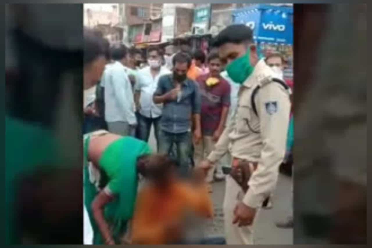 पुलिस का अमानवीय चेहरा, युवक को मारा थप्पड़, ग्रामीणों ने थाने का घेराव कर किया हंगामा