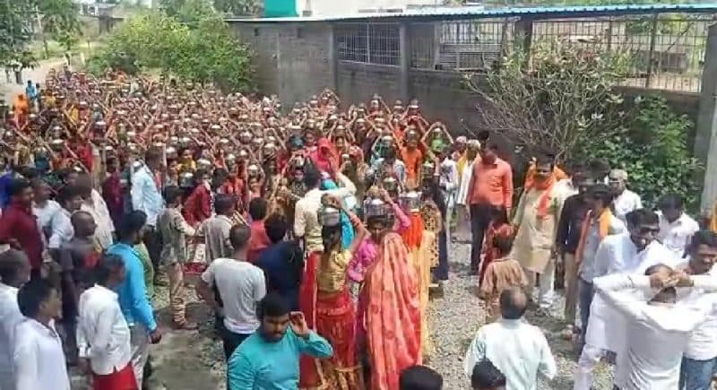 सांवेर में निकाली गई धार्मिक यात्रा, सोशल डिस्टेंसिंग की उड़ाई गई जमकर धज्जियां, जमकर उमड़ी भीड़