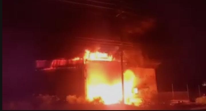 Khandwa: ऑयल मिल में लगी भीषण आग, करोड़ों का माल जलकर खाक