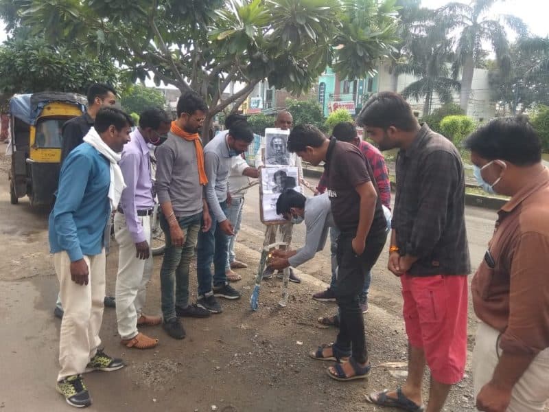 अभिनेत्री कंगना के अपमान को लेकर योगी युवा वाहिनी ने फूंका महाराष्ट्र के सीएम का पुतला