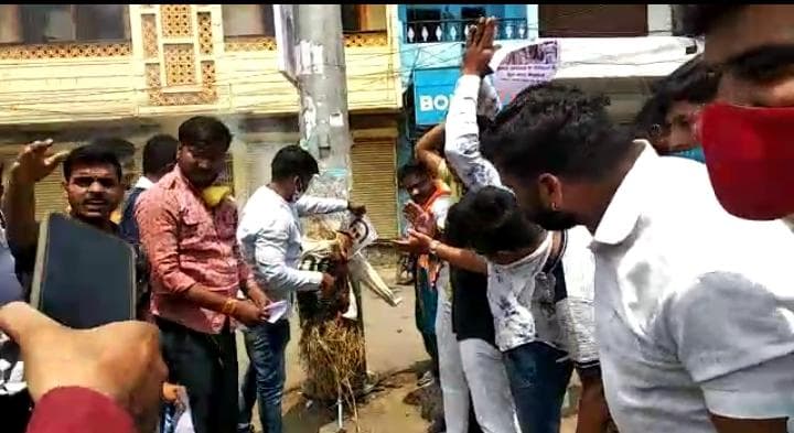 भाजपा युवा मोर्चा ने जलाया उद्धव ठाकरे का पुतला, बोले- यत्र नार्यस्तु पुज्यन्ते रमन्ते तत्र देवता