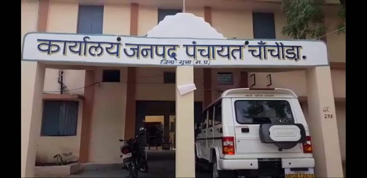रोजगार सहायक की लाठियों से पिटाई, भागकर बचाई जान