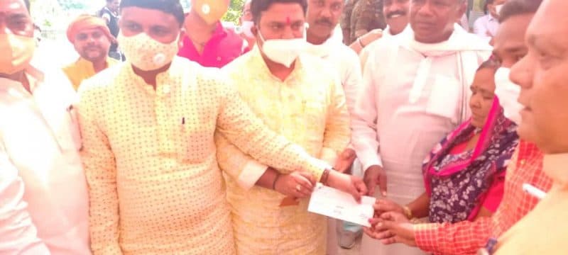 पुलिस-नक्सली मुठभेड़ में मारे गए झामसिह धुर्वे के परिवार से मिलने पहुंचे आयुष मंत्री कावरे,दिए मामले में जांच निर्देश
