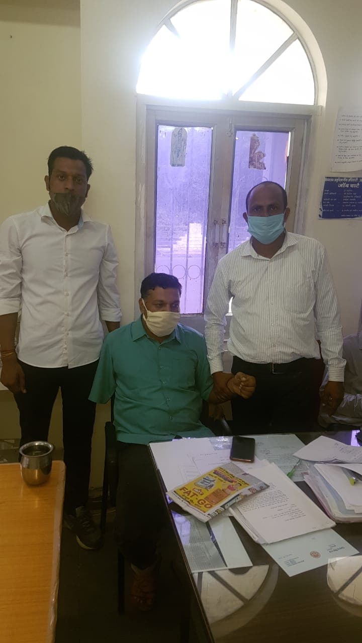 लोकायुक्त टीम की कार्रवाई, 10 हजार की रिश्वत लेते रंगे हाथों पकड़ाया बाबू