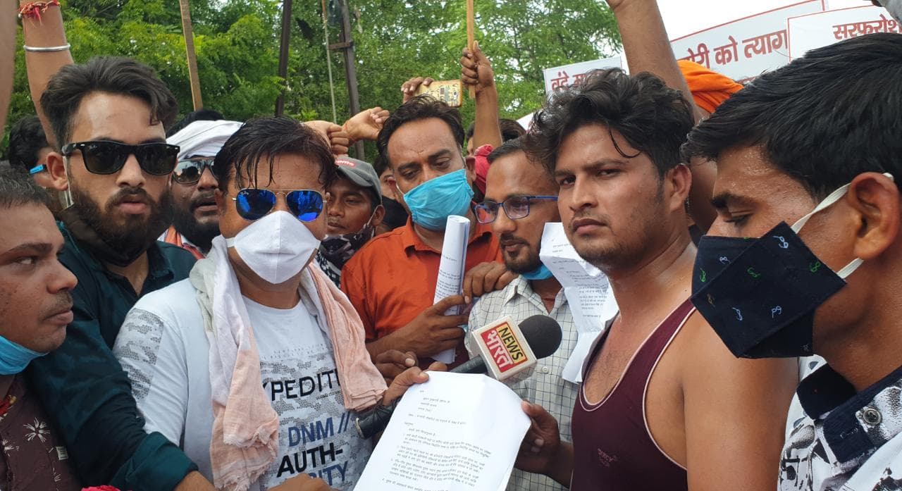 युवाओं ने अर्धनग्न होकर रोजगार की उठाई मांग, जमकर किया प्रदर्शन