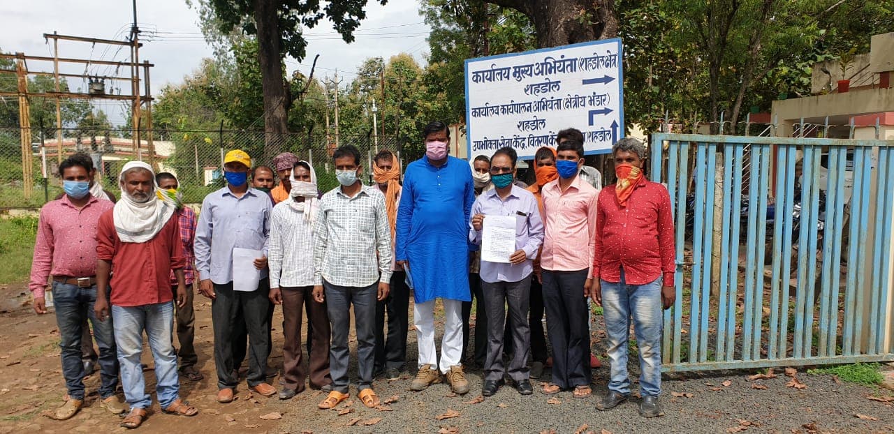 बिजली की समस्या को लेकर ग्रामीणों ने दिया धरना, अधिकारियों ने दिया कार्रवाई का आश्वासन