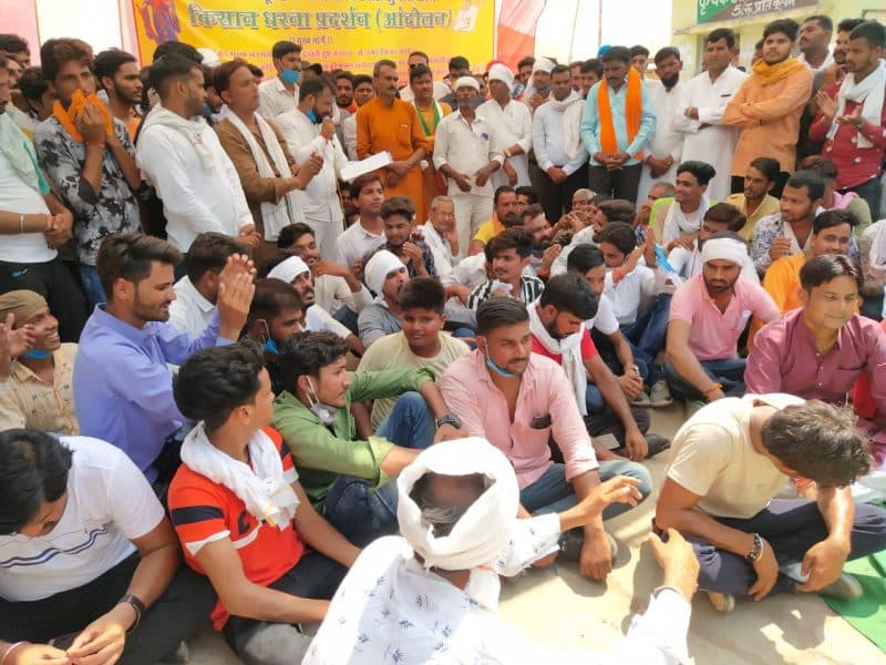अनिश्चितकालीन धरने पर बैठे किसान, मांग पूरी नहीं होने पर करेंगे उपचुनाव का बहिष्कार