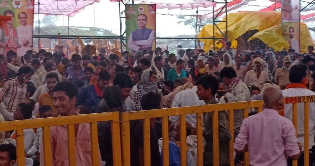 मुख्यमंत्री के पहुंचने से पहले तेज बारिश, पंडाल में मची अफरातफरी