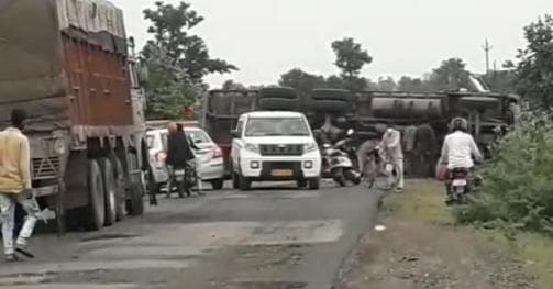 दमोह-जबलपुर मार्ग पर पलटा चावल से भरा ट्रक, यातायात हुआ प्रभावित