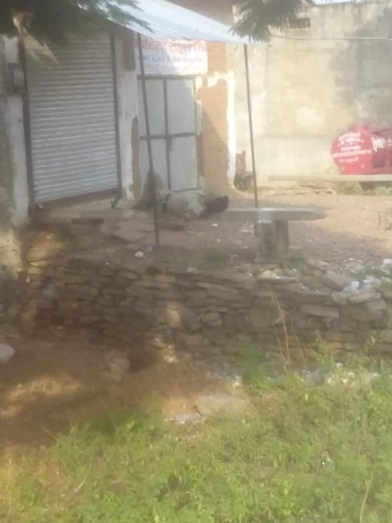 शराब के नशे में बेसुध पड़े नजर आ रहे प्रधान आरक्षक, वीडियो वायरल