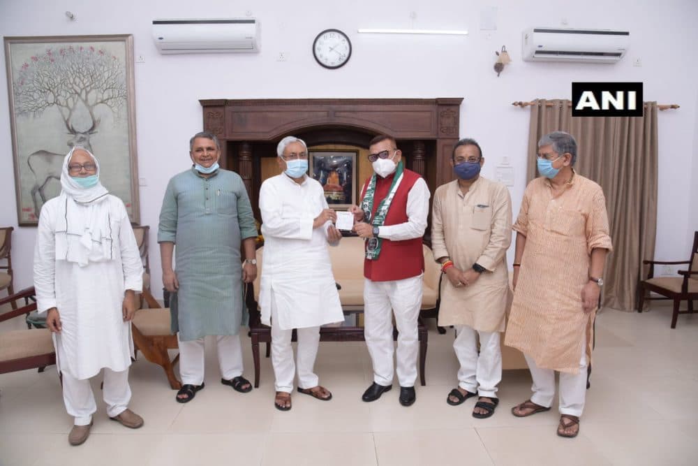 गुप्तेश्वर पांडेय ने थामा जेडीयू का हाथ, सीएम नीतीश कुमार से की मुलाकात