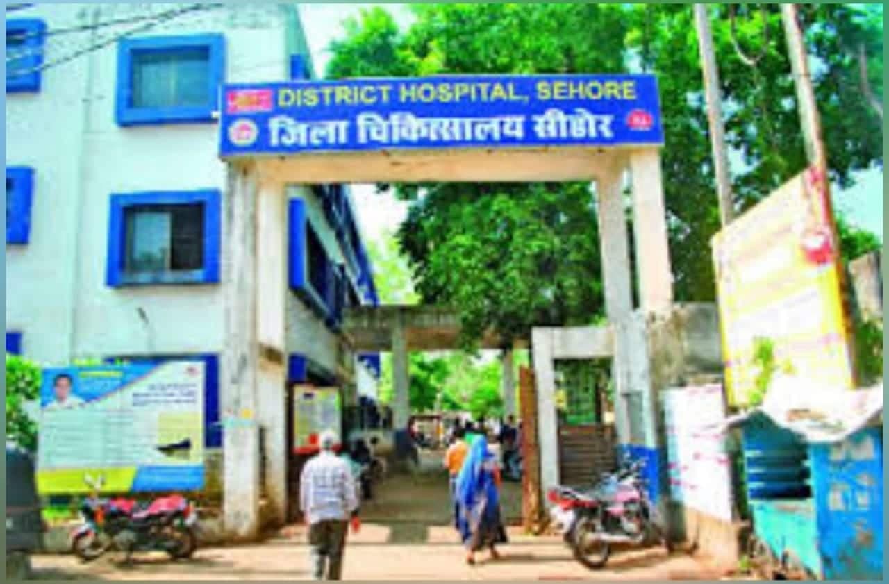 रुपए मांगने वाली दो स्टाफ नर्सों को नोटिस, दो सफाई कर्मचारी को हटाया