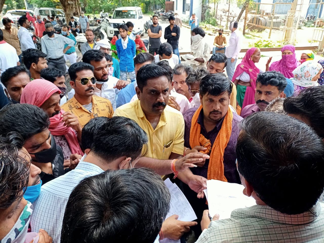 परेशान जनता ने बिजली घर का किया घेराव, जमकर की नारेबाजी