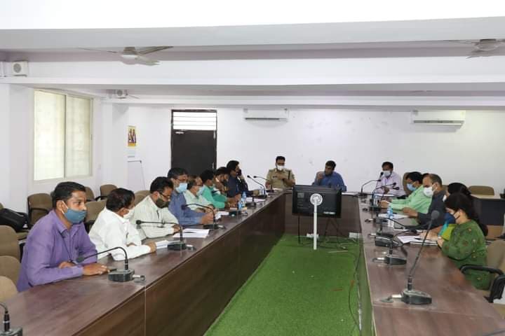 राजनैतिक दलों को आचरण संहिता का कड़ाई से पालन करने के कलेक्टर ने दिए निर्देश