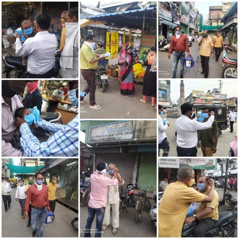 कोरोना से बचाव के लिये अपनी इटारसी ग्रुप द्वारा किया जा रहा मास्क वितरण