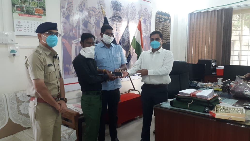 3 लाख मूल्य के गुम मोबाइल सीहोर पुलिस ने लौटाये