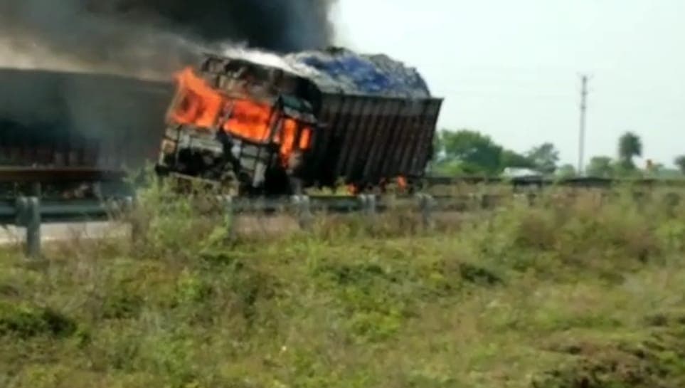 फोरलेन में लहसुन से भरे ट्रक में लगी आग, कुछ ही देर में जलकर खाक हुआ ट्रक