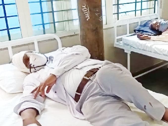 बेटे से मिलकर लौट रहे एडीएम की कार डिवाइडर से टकराकर पलटी, अस्पताल में भर्ती