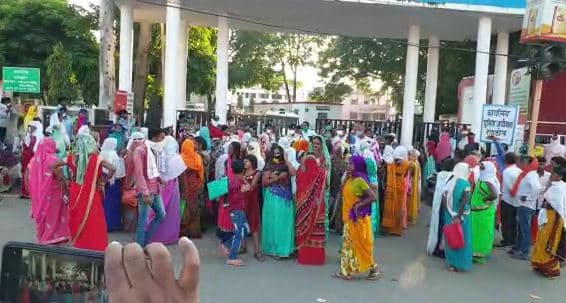 कलेक्ट्रेट में लगा मेला, ऋण माफी की खबर सुनते ही उमड़े ग्रामीण,सोशल डिस्टेंसिंग की उड़ी धज्जियां