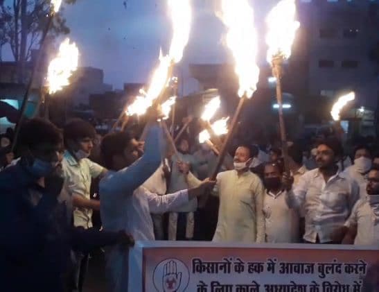 कृषि बिल का विरोध, हाथों में जलती मशाल लेकर सड़कों पर निकले कांग्रेसी