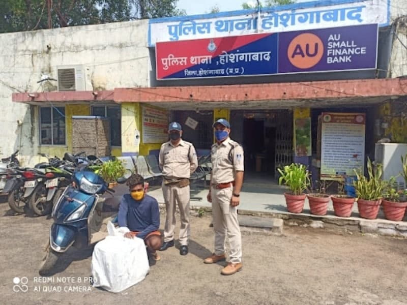 स्कूटर पर शराब बेचने ले जाते युवक को पकड़ा