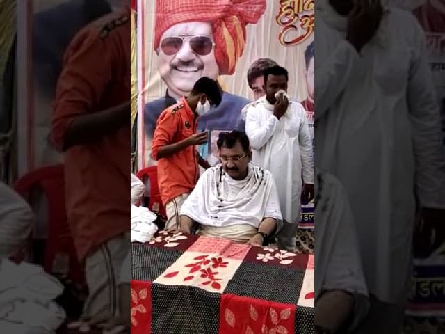 VIDEO VIRAL : मंत्री जी ने फिर किया गजब काम, मंच पर ही काम पर लगाया हज्जाम