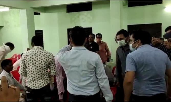 MP News : पंचायत सचिवों की बैठक में प्रशासन का छापा , मची भगदड़