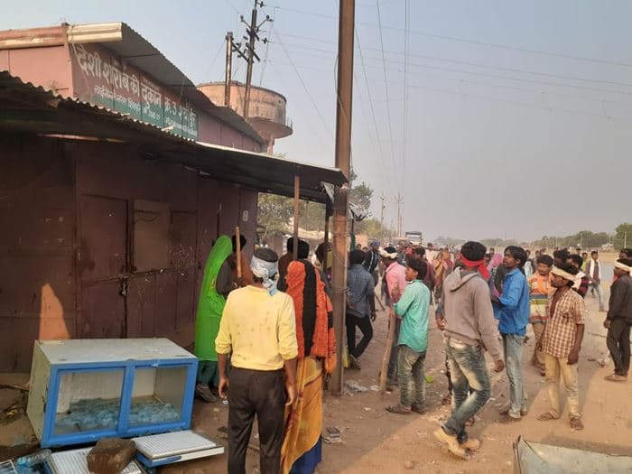 शराब माफियाओं के खिलाफ आदिवासियों ने खोला मोर्चा, हाईवे पर किया चक्काजाम