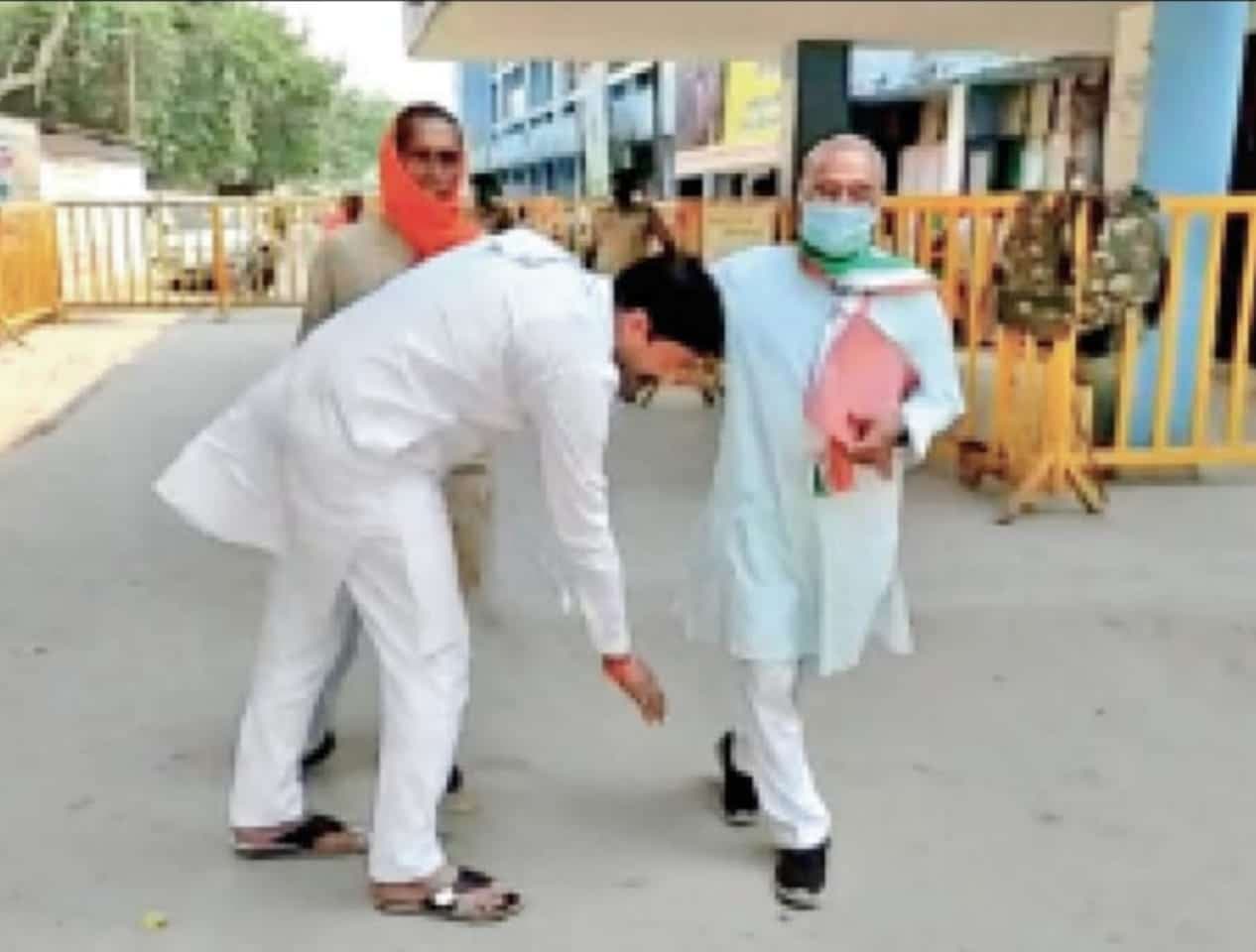 MP उपचुनाव: BJP प्रत्याशी ने छुए कॉंग्रेस नेता के पैर, मिला ये जवाब