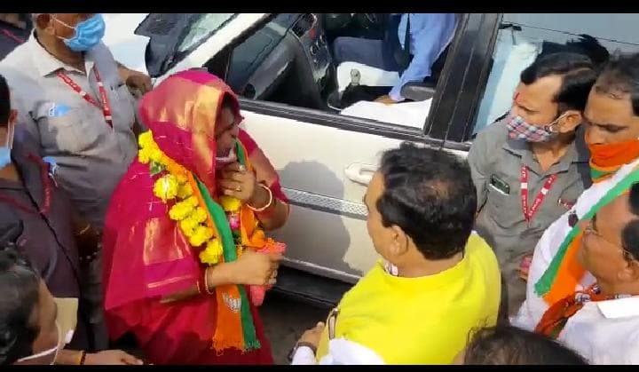 MP उपचुनाव 2020: नामांकन पत्र दाखिल करने पहुंची इमरती देवी, गृहमंत्री नरोत्तम भी रहे मौजूद