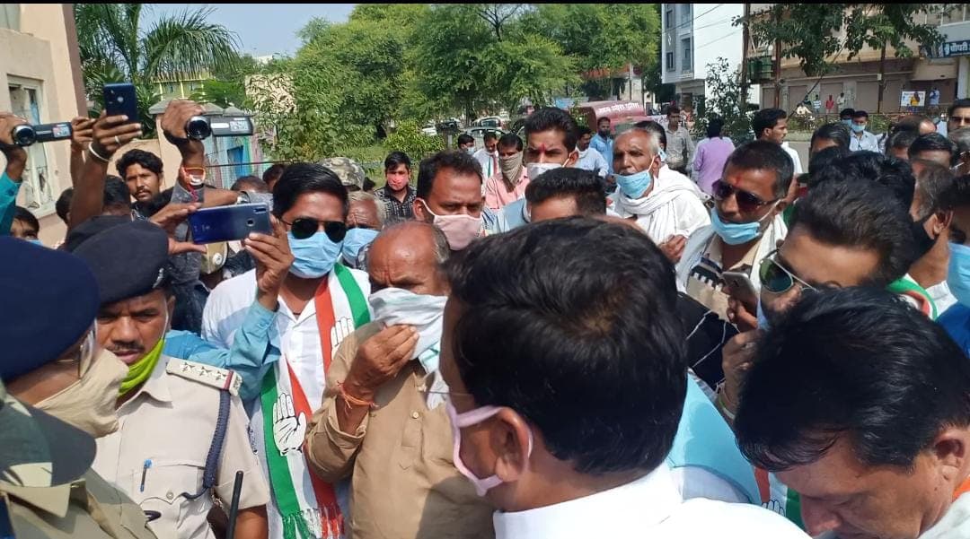 उपचुनाव: दर्जनभर कांग्रेसियों पर मामला दर्ज, कलेक्टर-एसडीएम को लेकर की थी मांग