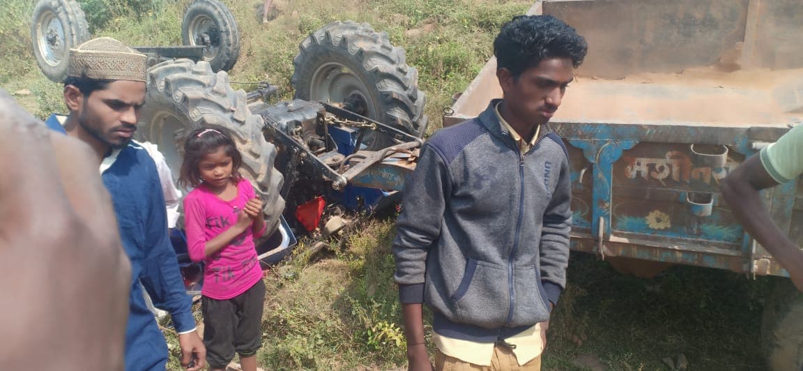 Accident: प्रतिमा विसर्जन के लिए जा रही ट्रैक्टर-ट्राली पलटी, दो की मौत, दर्जन भर घायल