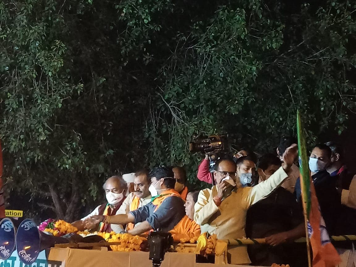 देर रात तक चला मुख्यमंत्री का रोड शो, जोरदार स्वागत, कांग्रेस ने की चुनाव आयोग में शिकायत