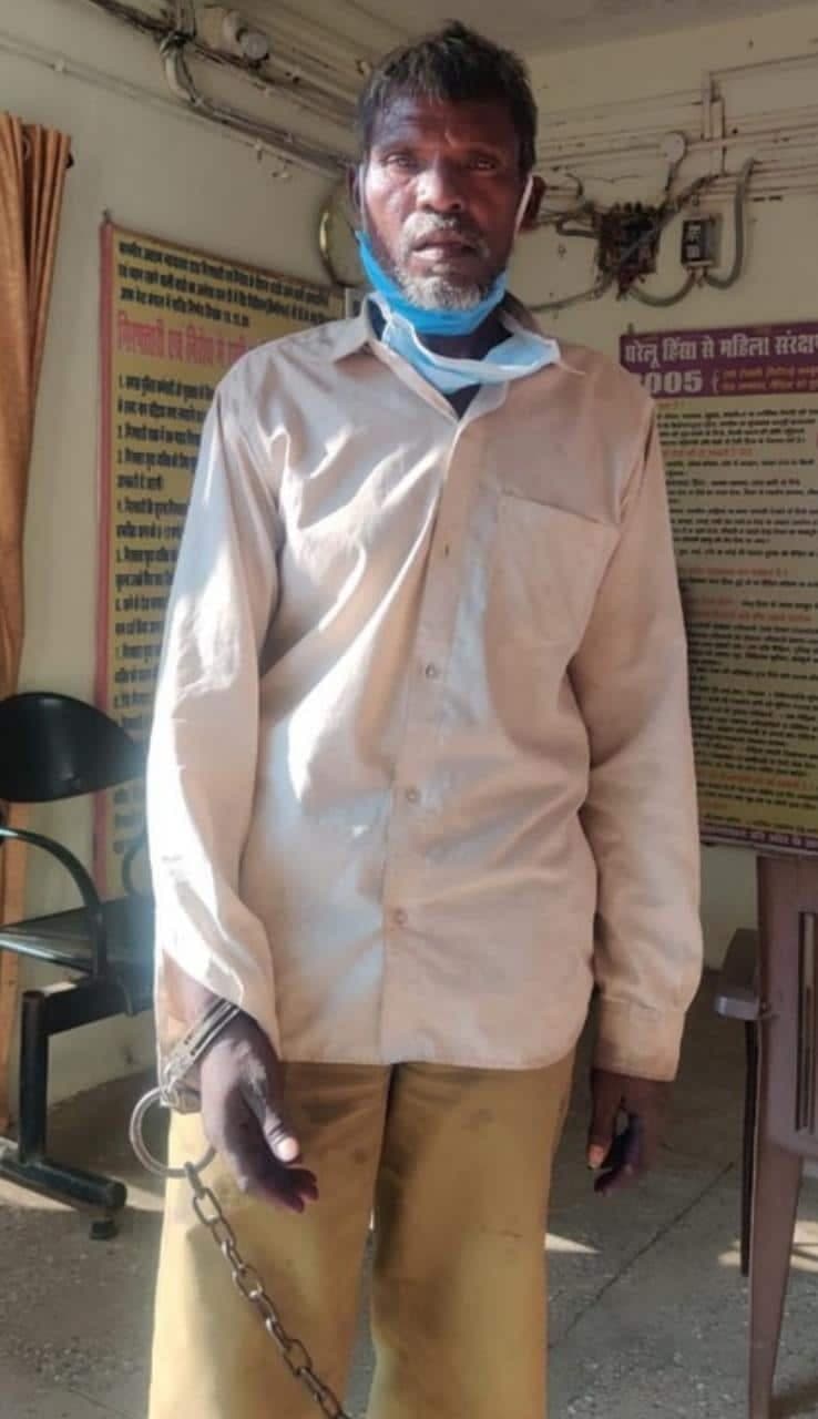 आरोपी ने गिरफ्तार करने आए पुलिसकर्मियों पर किया कुल्हाड़ी से हमला, एक जवान घायल