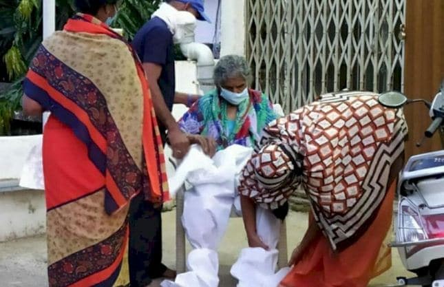 मरीजों को खुले में सड़क पर पहनाई जा रही पीपीई किट, कोविड प्रोटोकॉल की हो रही अनदेखी