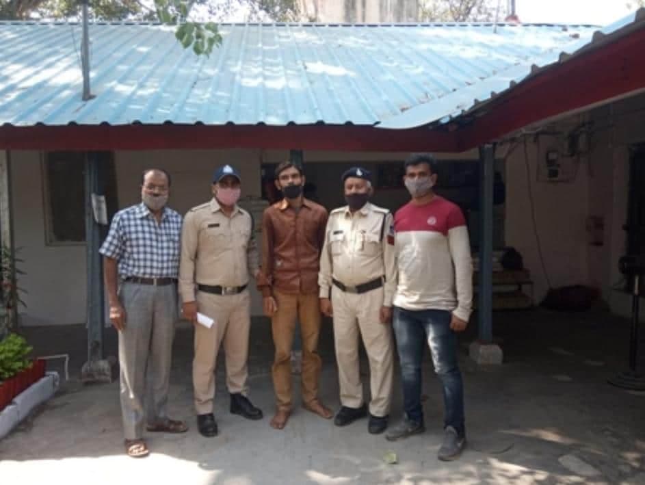 ट्रेनों में एक दर्जन चोरी का आरोपी गिरफ्तार, तीन लाख का माल बरामद
