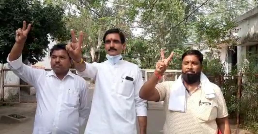 हाटपिपल्या से कांग्रेस उम्मीदवार राजवीर सिंह बघेल ने नामांकन भरा