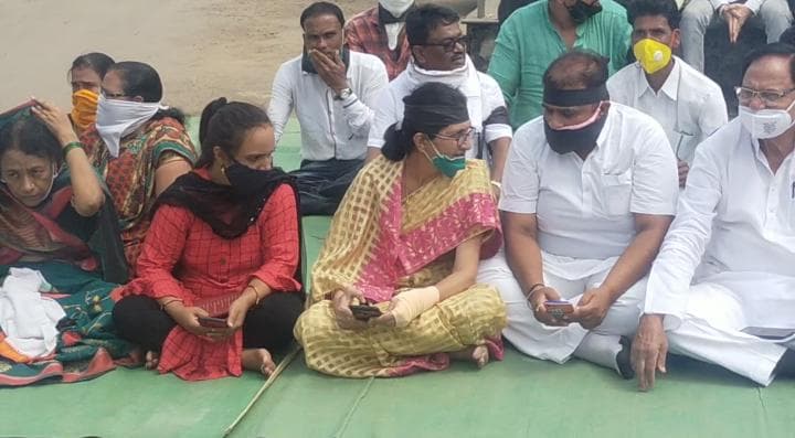 हाथरस रेप को लेकर कांग्रेस का मौन प्रदर्शन, टाइमपास करने एक दूसरे से बतियाते रहे कांग्रेसी