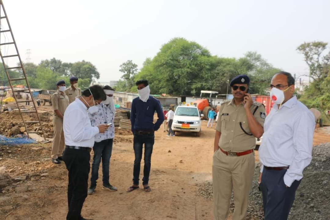 कलेक्टर-एसपी ने किया नर्मदा ब्रिज का निरीक्षण, कार्य शीघ्र पूर्ण करने के निर्देश