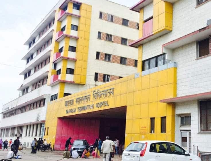 मरीज ने एमवाय अस्पताल पर लगाया मारपीट का आरोप, पुलिसकर्मियों के साथ भी हुई धक्का-मुक्की