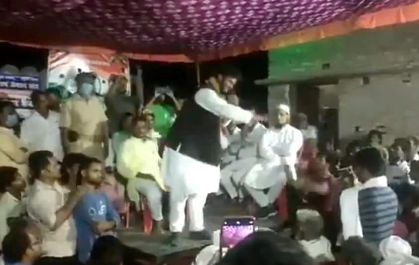 ‘लोग जानते हैं, किसको कब गिराना है’ बोलते ही खुद गिर पड़े कांग्रेस प्रत्याशी, वीडियो वायरल