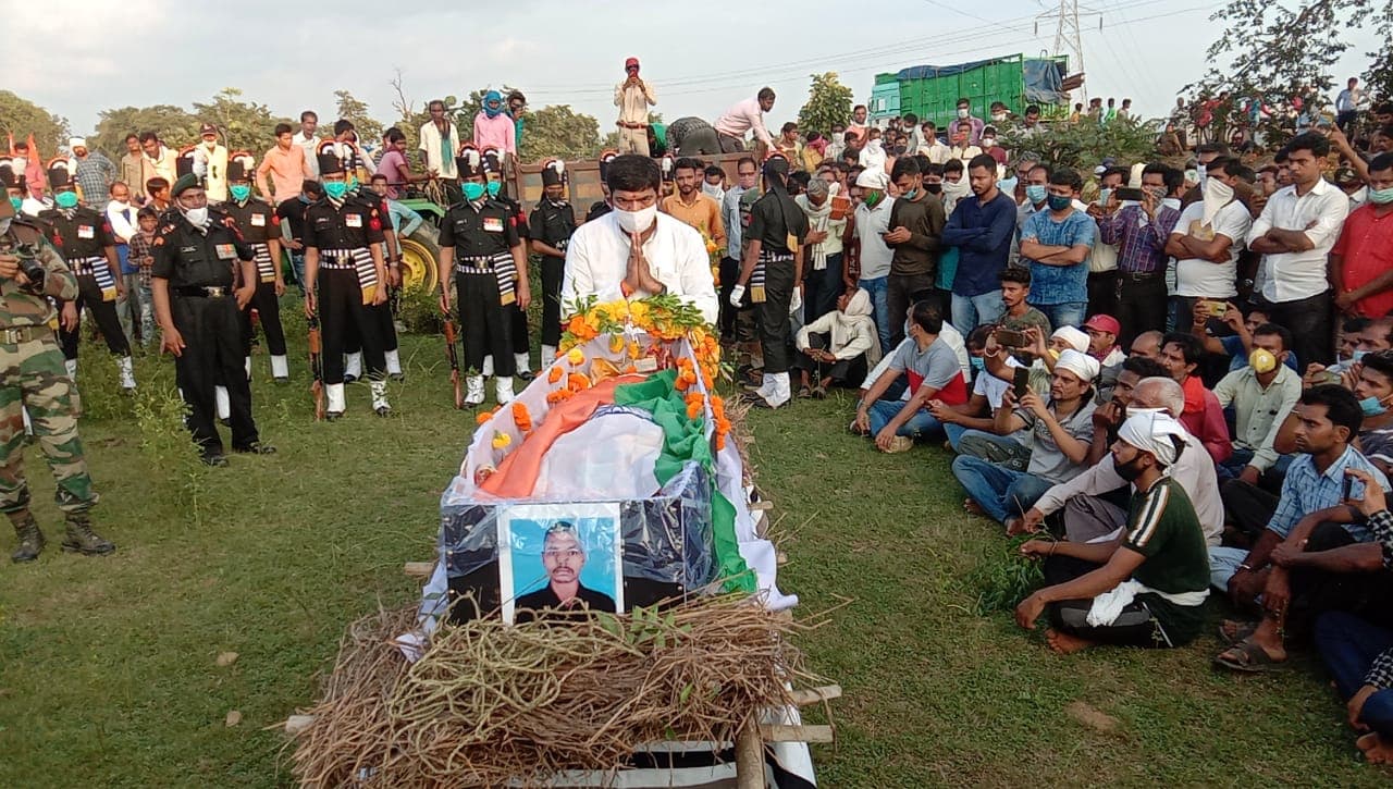 ड्यूटी के दौरान शहीद हुए जवान शुभम राहंगडाले का राजकीय सम्मान के साथ किया गया अंतिम संस्कार
