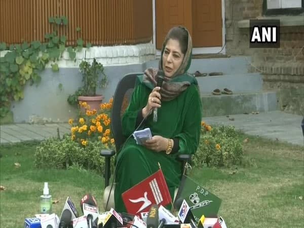 जब तक J-K का झंडा नहीं वापस आ जाता, तब तक राष्ट्रीय ध्वज नहीं उठाएंगे : महबूबा मुफ्ती