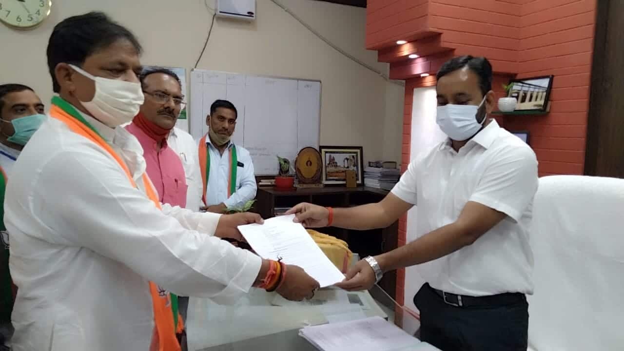 अम्बाह निर्दलीय प्रत्याशी छारी के नामांकन को निरस्त करने के लिए जिलाध्यक्ष ने कलेक्टर को ज्ञापन सौंपा