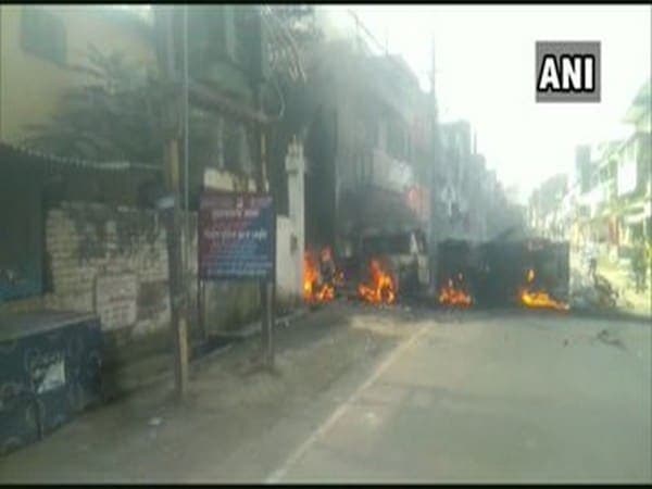 Munger – चुनाव आयोग ने हटाए डीएम और एसपी, गुस्साई भीड़ ने लगाई पुलिस चोकी में आग