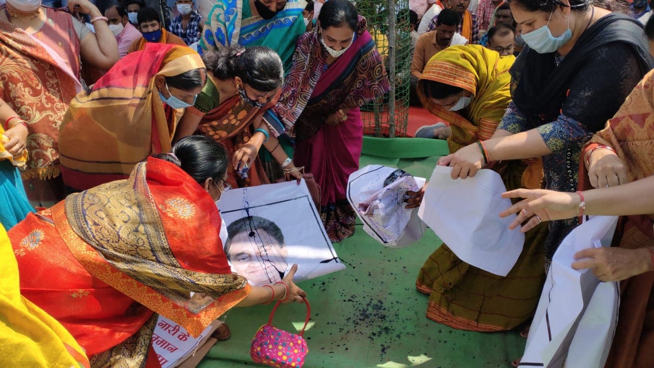 कमलनाथ के इमरती देवी पर की गई अभद्र टिप्पणी का विरोध, पूर्व सीएम की फोटो पर पोती कालिख