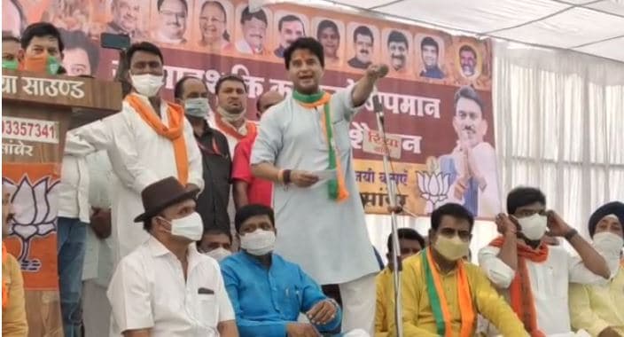 सांवेर से सिंधिया ने कमलनाथ और दिग्विजय सिंह पर साधा निशाना, कहा – प्रजातंत्र के मंदिर में भ्रष्टाचार और ट्रांसफर उद्योग चल रहा था