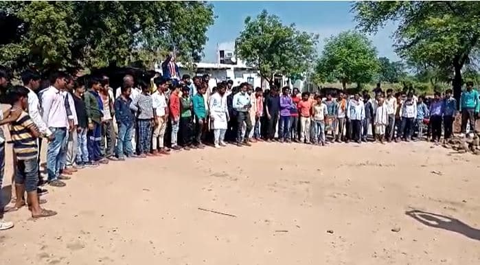 रातों-रात चौराहे पर रखी गई अंबेडकर की मूर्ति को किया क्षतिग्रस्त, सड़कों पर उतरे दलित